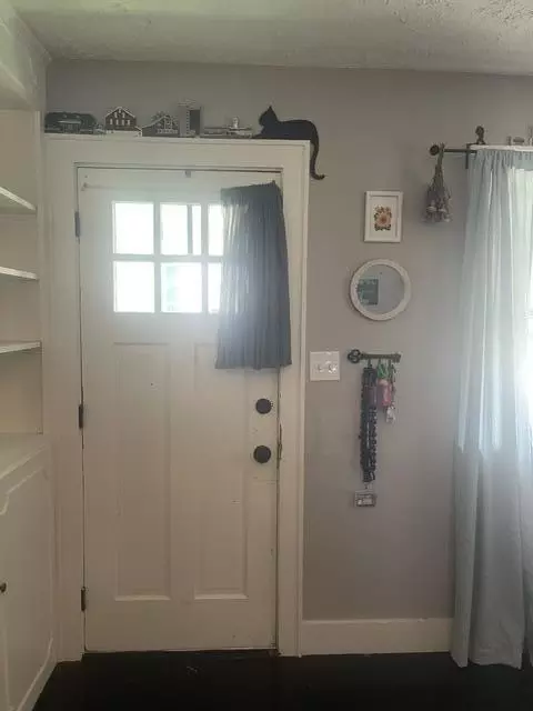 Entry Way - 1015 Beacon St, Springfield, OH 45505 photo 1 of 3