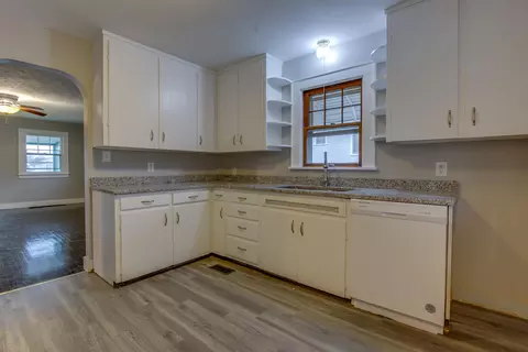 Kitchen - 1015 Beacon St, Springfield, OH 45505 photo 1 of 6