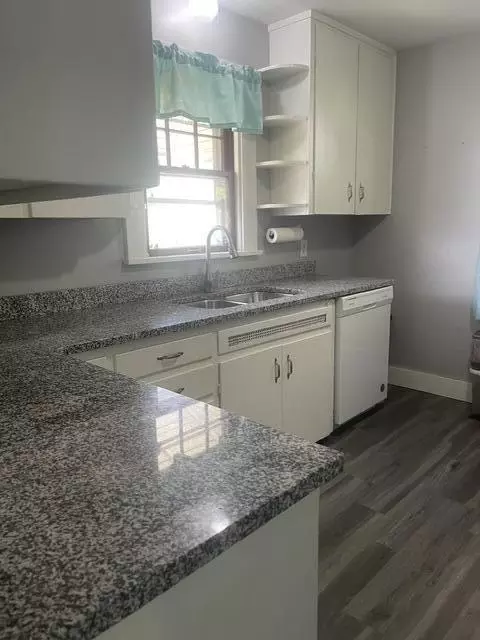 Kitchen - 1015 Beacon St, Springfield, OH 45505 photo 2 of 6