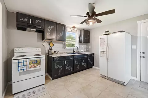Kitchen - 1450 Moorefield Rd, Springfield, OH 45503 photo 1 of 5