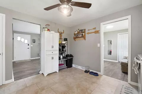 Entry Way - 1450 Moorefield Rd, Springfield, OH 45503 photo 2 of 3