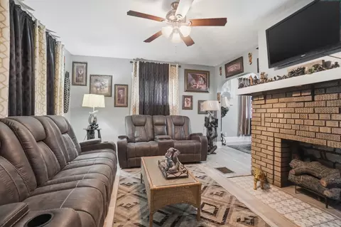 Living - 1587 Charles St, Springfield, OH 45505 photo 3 of 6