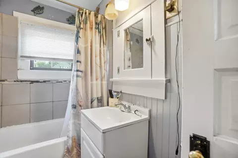 Bath - 1587 Charles St, Springfield, OH 45505 photo 1 of 3
