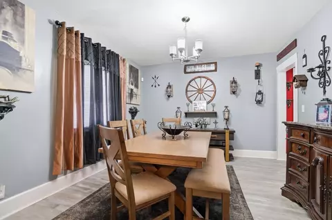 Dining - 1587 Charles St, Springfield, OH 45505 photo 2 of 4