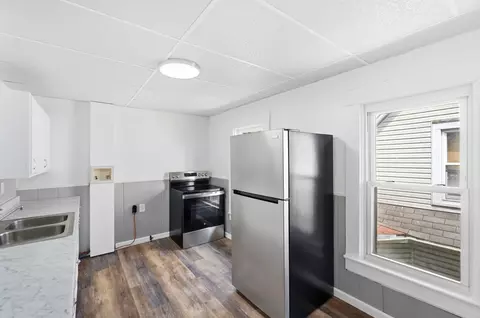 Kitchen - 462-462 5 Stanton Ave, Springfield, OH 45503 photo 2 of 4