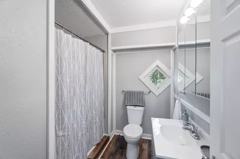 Bath - 462-462 5 Stanton Ave, Springfield, OH 45503 photo 3 of 4