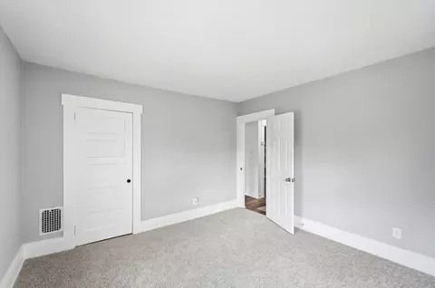 Bedroom - 462-462 5 Stanton Ave, Springfield, OH 45503 photo 4 of 10