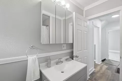 Bath - 462-462 5 Stanton Ave, Springfield, OH 45503 photo 4 of 4