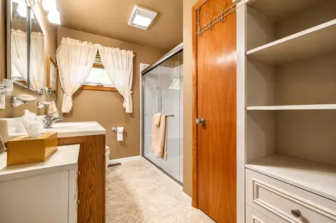 Bath - 4735 W Ridgewood Rd, Springfield, OH 45503 photo 2 of 4