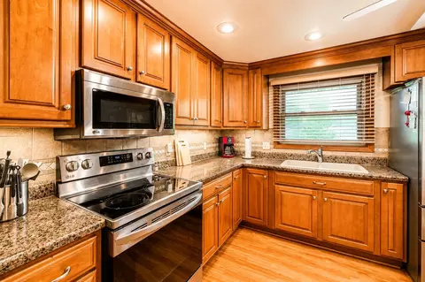 Kitchen - 4735 W Ridgewood Rd, Springfield, OH 45503 photo 2 of 3