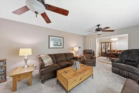 Living - 3961 Mumper Rd, Springfield, OH 45502 photo 2 of 4