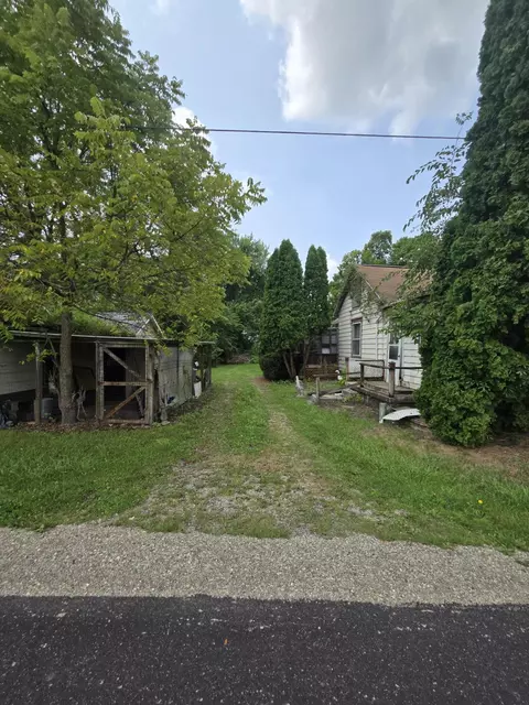 Exterior - 2865 Mechanicsburg Rd, Springfield, OH 45503 photo 6 of 10