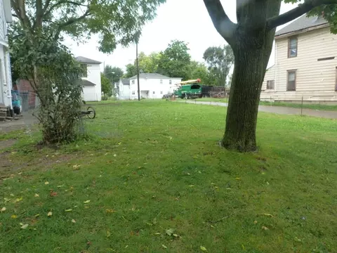 327 N Yellow Springs St, Springfield, OH 45504 photo 2
