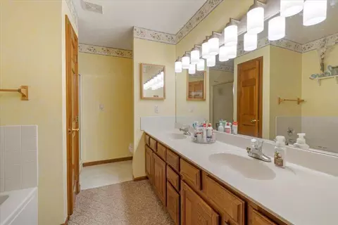Bath - 3333 Rocky Point Rd, Springfield, OH 45502 photo 3 of 6