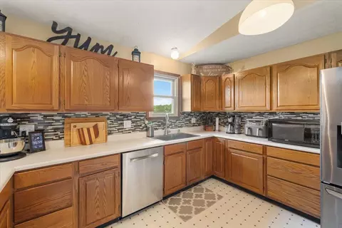 Kitchen - 3333 Rocky Point Rd, Springfield, OH 45502 photo 2 of 4