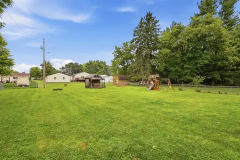 Exterior - 39 Oaksmere Rd, Springfield, OH 45503 photo 6 of 8