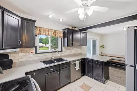 Kitchen - 39 Oaksmere Rd, Springfield, OH 45503 photo 2 of 3