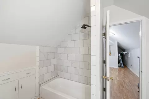 Bath - 39 Oaksmere Rd, Springfield, OH 45503 photo 3 of 3