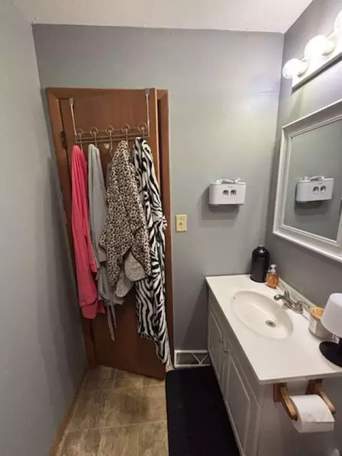 Bath - 419 Riverside Dr, Sidney, OH 45365 photo 2 of 2