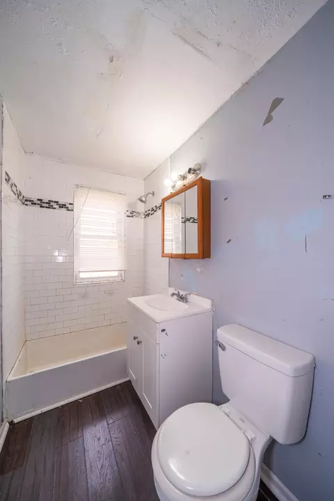 Bath - 333 E Bruce Ave, Dayton, OH 45405 photo 2 of 2