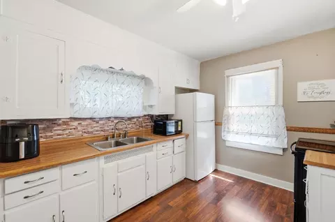 Kitchen - 450 E Cassilly St, Springfield, OH 45503 photo 4 of 5