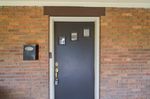 Entry Way - 450 E Cassilly St, Springfield, OH 45503 photo 1 of 14
