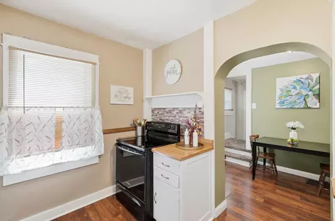 Entry Way - 450 E Cassilly St, Springfield, OH 45503 photo 6 of 14