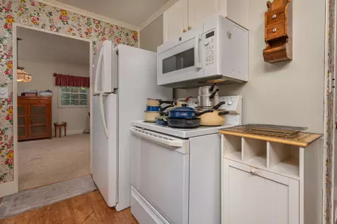Kitchen - 1971 Oak Knoll Dr, Springfield, OH 45504 photo 2 of 3