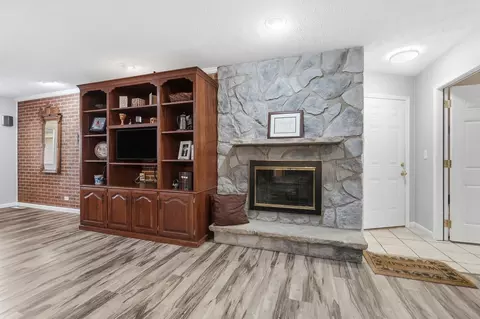 Living - 3144 Lark Ln, Springfield, OH 45502 photo 2 of 11