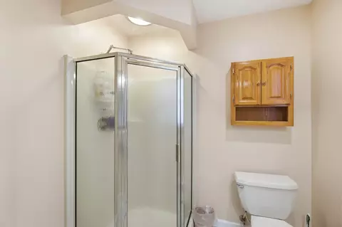 Bath - 3144 Lark Ln, Springfield, OH 45502 photo 5 of 6