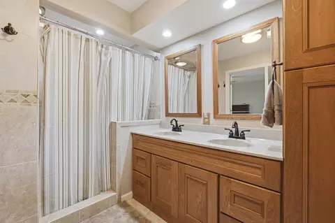 Bath - 3144 Lark Ln, Springfield, OH 45502 photo 2 of 6