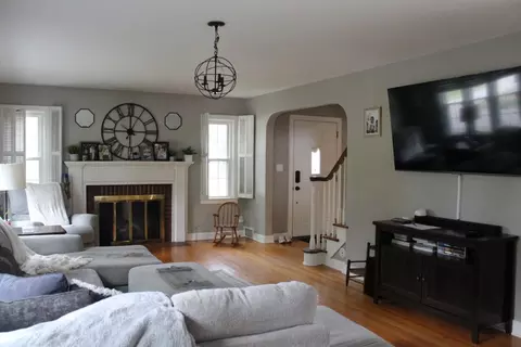 Living - 1800 Pembrook Rd, Springfield, OH 45504 photo 1 of 2