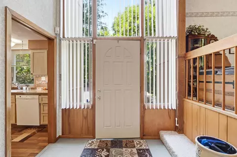 Entry Way - 2700 Cardinal Rd, Springfield, OH 45502 photo 2 of 17