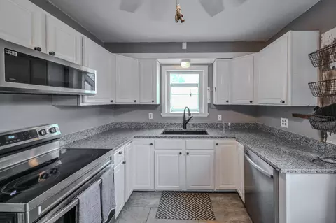 Kitchen - 3301 Troy Rd, Springfield, OH 45504 photo 3 of 3