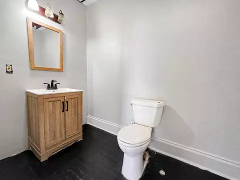 Bath - 131-133 E Southern Ave, Springfield, OH 45505 photo 2 of 4
