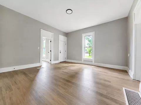 Living - 131-133 E Southern Ave, Springfield, OH 45505 photo 4 of 9