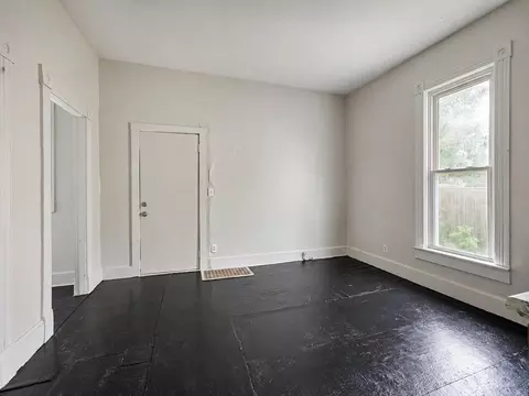 Living - 131-133 E Southern Ave, Springfield, OH 45505 photo 2 of 9