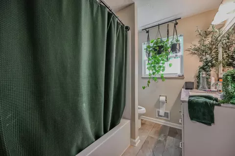 Bath - 1939 Westgate Rd, Springfield, OH 45504 photo 2 of 4