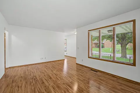 Living - 2939 Avery Cir, Springfield, OH 45503 photo 2 of 5