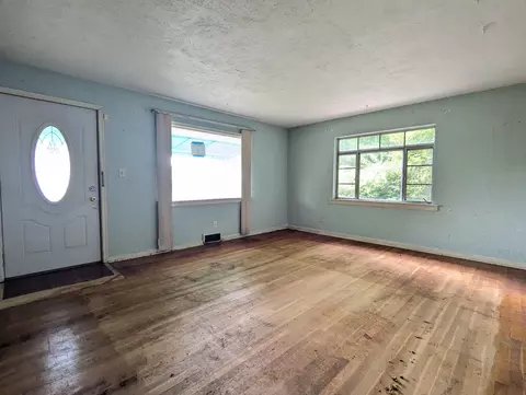 Living - 236 W Singer St, Springfield, OH 45506 photo 1 of 2
