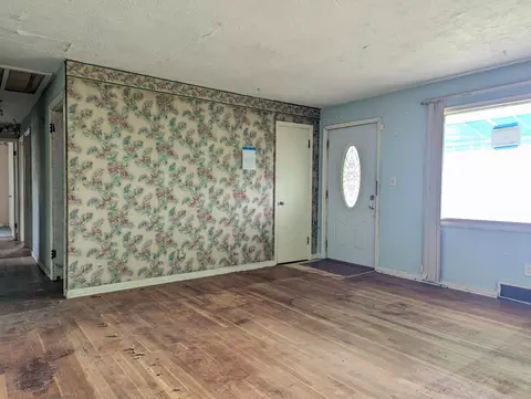 Living - 236 W Singer St, Springfield, OH 45506 photo 2 of 2