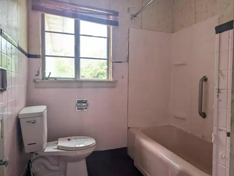Bath - 236 W Singer St, Springfield, OH 45506 photo 1 of 1
