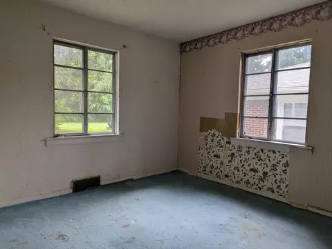Bedroom - 236 W Singer St, Springfield, OH 45506 photo 3 of 5