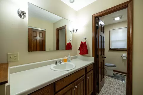 Bath - 6300 Plateau Dr, Springfield, OH 45502 photo 4 of 5