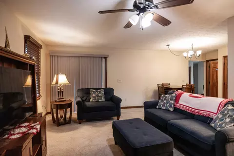 Living - 6300 Plateau Dr, Springfield, OH 45502 photo 2 of 4