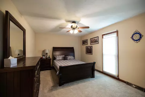 Bedroom - 6300 Plateau Dr, Springfield, OH 45502 photo 3 of 5