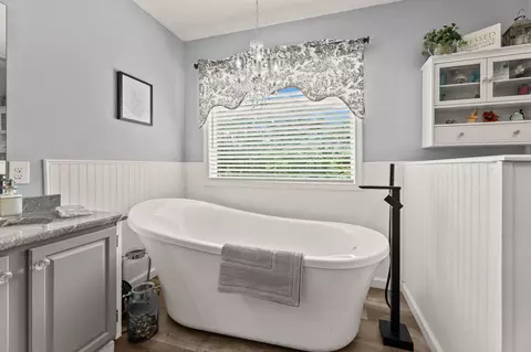 Bath - 1084 Kingsgate Rd, Springfield, OH 45503 photo 3 of 8