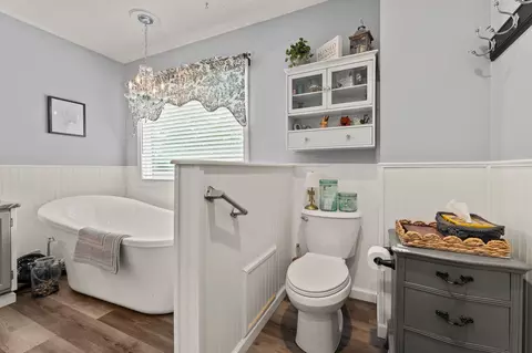 Bath - 1084 Kingsgate Rd, Springfield, OH 45503 photo 5 of 8