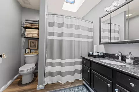 Bath - 1084 Kingsgate Rd, Springfield, OH 45503 photo 7 of 8
