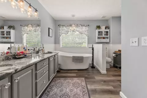 Bath - 1084 Kingsgate Rd, Springfield, OH 45503 photo 1 of 8